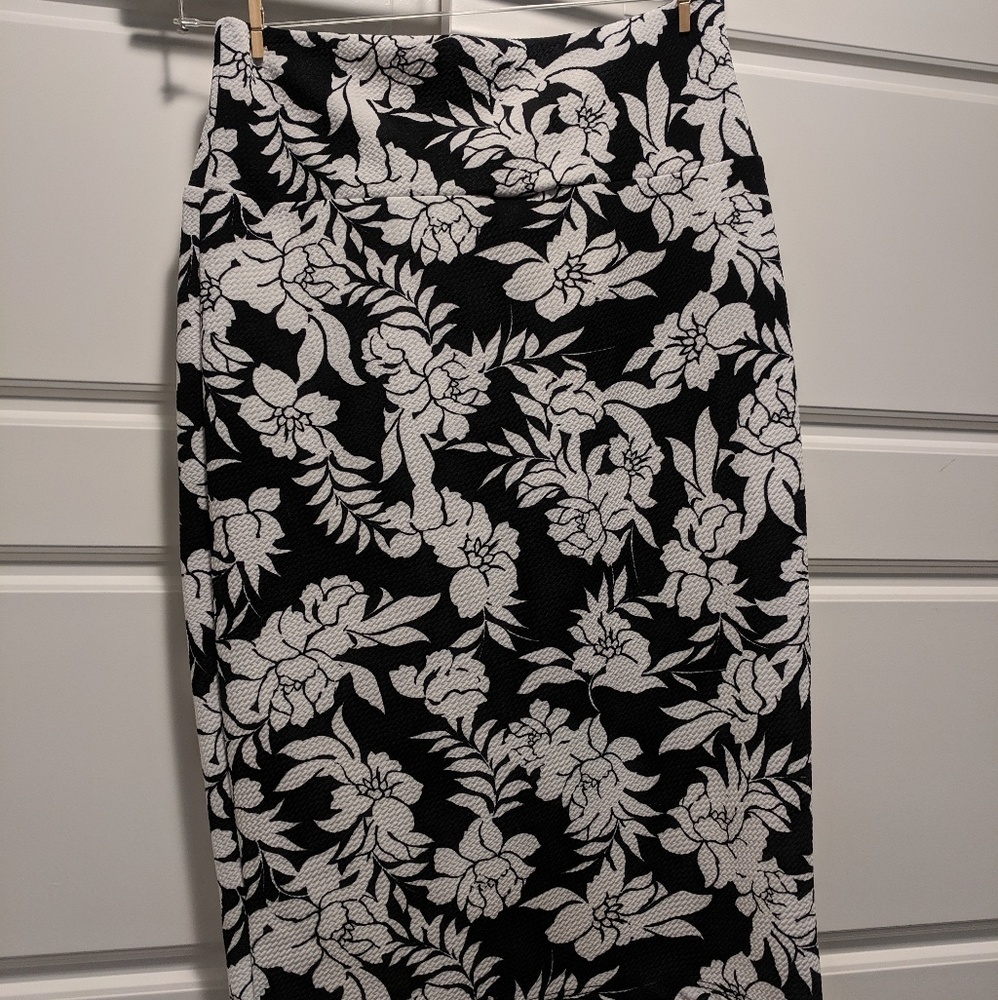 Floral pencil skirt black and white